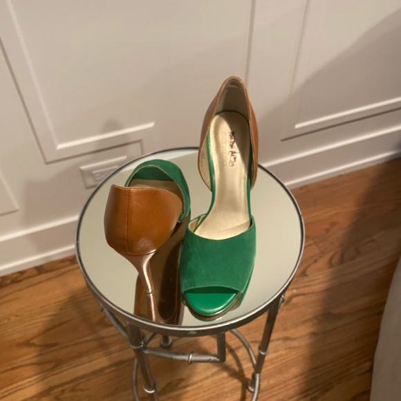 Coach and Four Two-Tone Heels (NWOT) - Picture 3 of 8